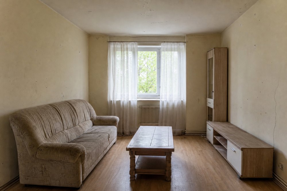 Wohnzimmer vor den Malerarbeiten – abgenutzte Wände und verblasste Farbe